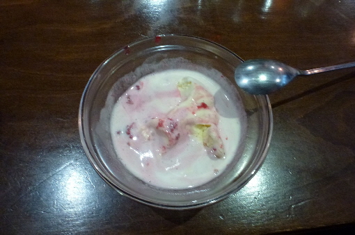 Zum Nachtisch Eis mit Kirschen.