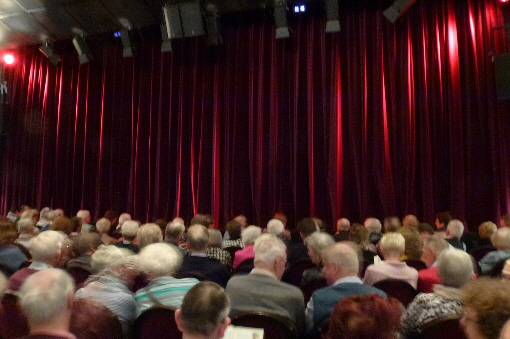 Nun sind wir im Theaterbau und warten auf den Start