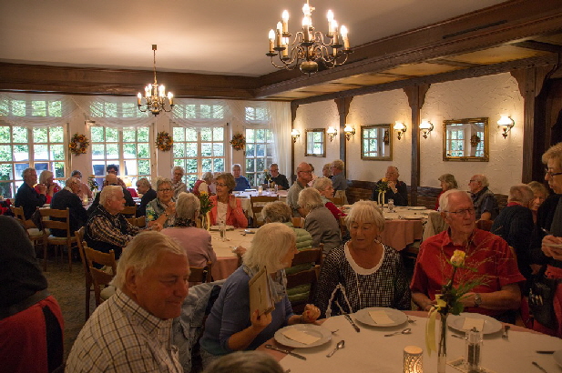 Alle sind in freudiger Erwartung auf das Essen