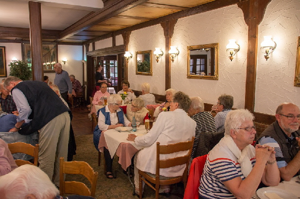 Die Getr�nke kommen z�gig zu den Tischen