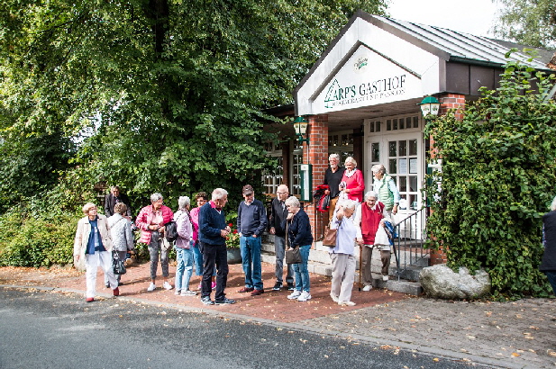 Aufgepasst, es geht �ber die Stra�e zum Bus.