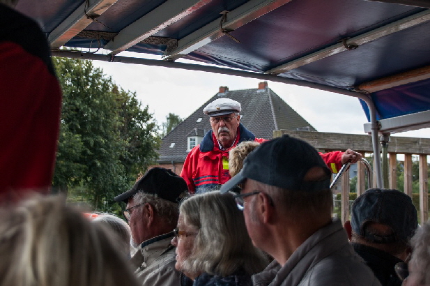Unser Skipper erkl�rt die Tour