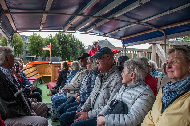 Auf dem Schiff zufriedene Gesichter