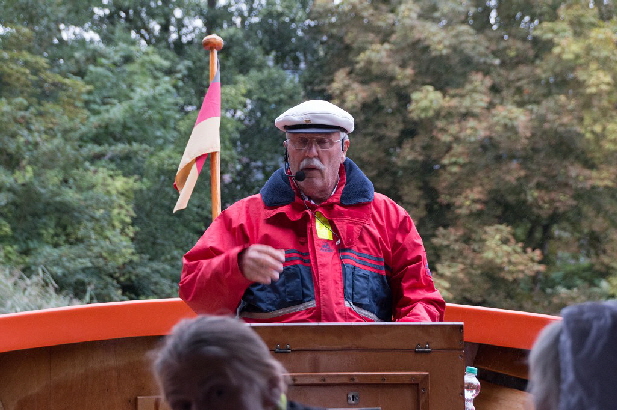 Unser Skipper hat die Fahrt sehr gut erkl�rt uund ging bis ins Detail des Naturschutzgebietes. Er stand drau�en im Regen, wir waren im Trockenen