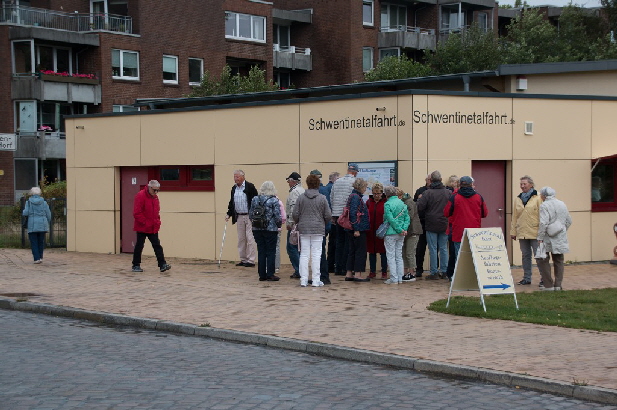 Wieder an Land warten wir auf die Busse
