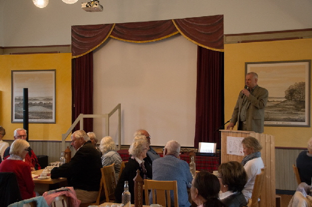 Einer der Inhaber bringt uns die Whiskyproduktion n�her