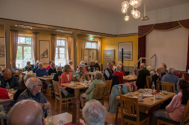 Die Teilnehmer lauschen den Erl�uterungen des Vortragenden