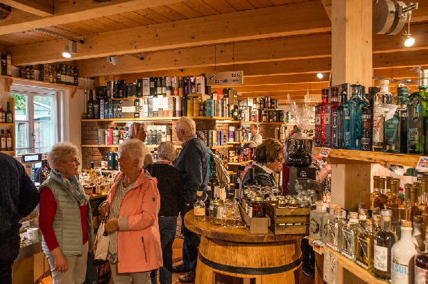 Im Shop war Zeit, sich umzusehen und auch die Angebote zu testen und zu schmecken