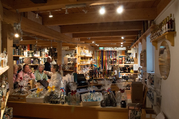 Ein letzter Blick durch "Kr�ger�s Whisky Shop"