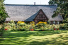 Das reetgedeckte Gebäude in mitten der Blumen