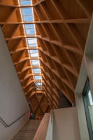 Blick aus dem Untergeschoss des neuen Gebäudes in die Dachkonstruktion