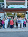 Reisegruppe vor dem Schlosshotel in Ziegenrück