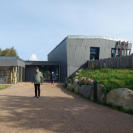 Das neue Steinzeithaus im Steinzeitpark.