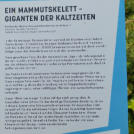 Beschriftungen an den Wegen.