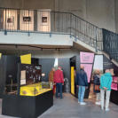 Im neuen Steinzeithaus.