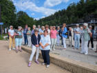 Reisegruppe der Seniorenunion am Bahnhof Schreiberhau