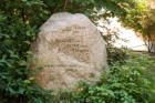 Ein schlichter Gedenkstein auf dem sehr beschaulich liegendem Gelände der Akademie.
