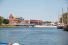 Gebäudegruppe im Hafen mit historischer Drehbrücke.