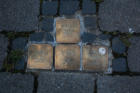 "Stolpersteine" vor dem Anleger der Schwebefähre. Eine wichtige Erinnerung an schlechte Zeiten.