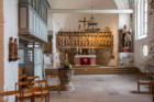 Blick auf den geschnitzten 2-fügeligen Altar