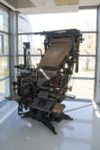 Eine historische Setzmaschine aus alten Zeiten
